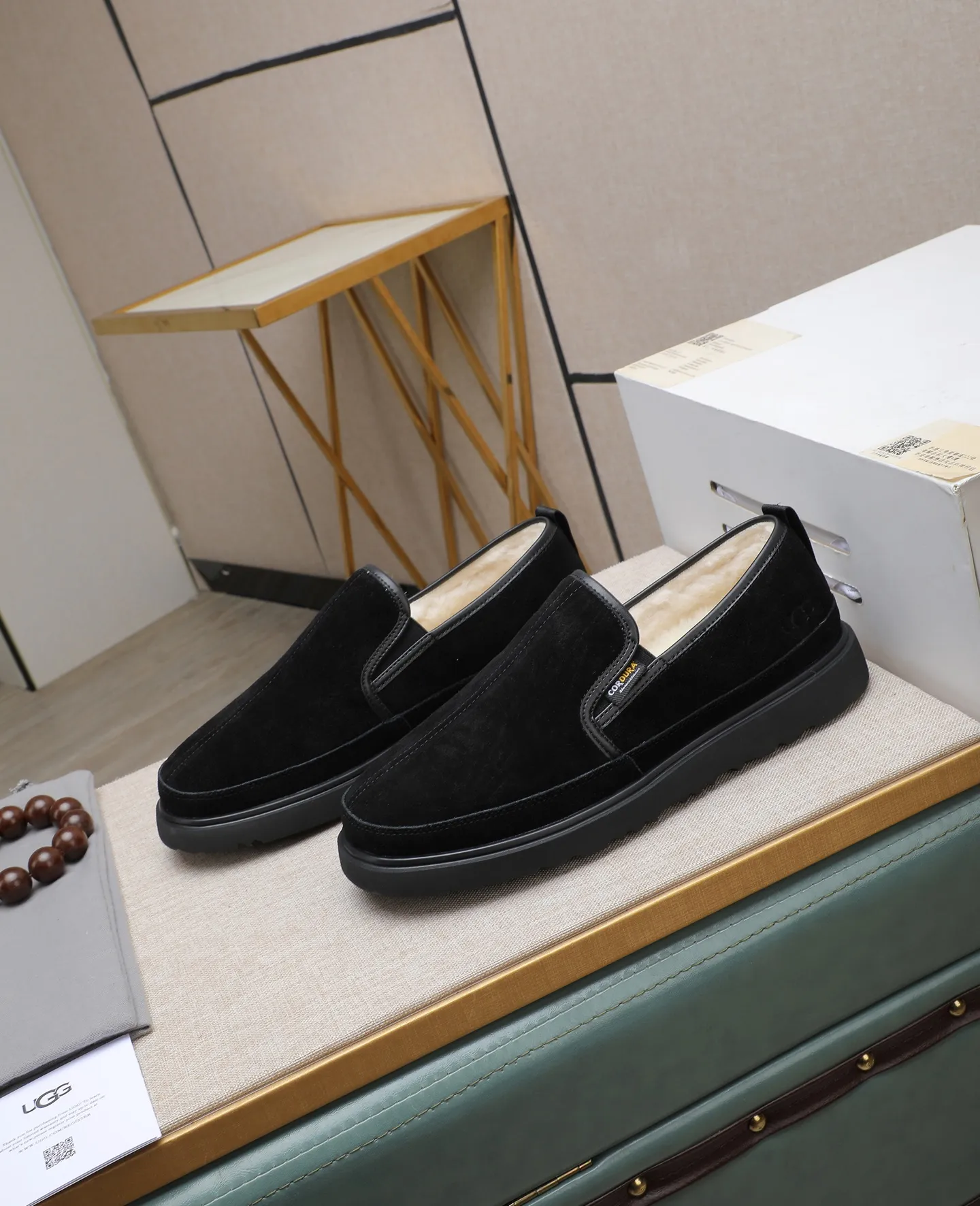 Men's men's shoes 💰560 (full genuine wool lining, 10% off for fake ones) Please note the quality of the original order and compare the thickness of the wool 🏮🏮 Popular UGG men's shoes from Australia's warm luxury brand, the official website is synchronized, Beckham men's style..., made of imported top-layer waxed cowhide, waxed toe box, Australian real wool velvet lining Carefully sewn...Imported rubber Martin boots outsole (comfortable, soft, wear-resistant) The quality is really great...Exquisite workmanship, you can't put it down at first sight, size 39-44 (38 45 custom-made)
